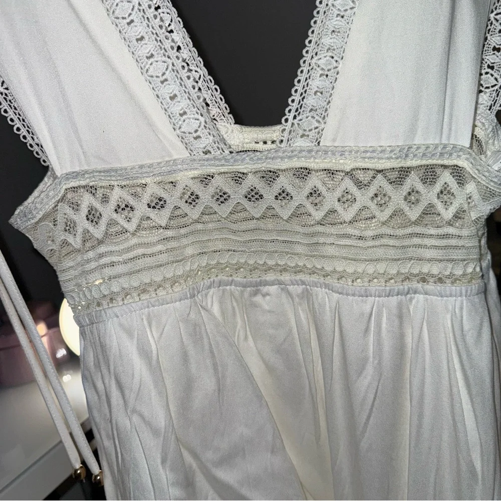 White Plunge Sleeveless Lace Dress - Picture 6 of 11